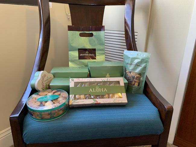 私と奥さんの会社へのお土産です。<br />定番のホノルルクッキーカンパニーのクッキーです。
