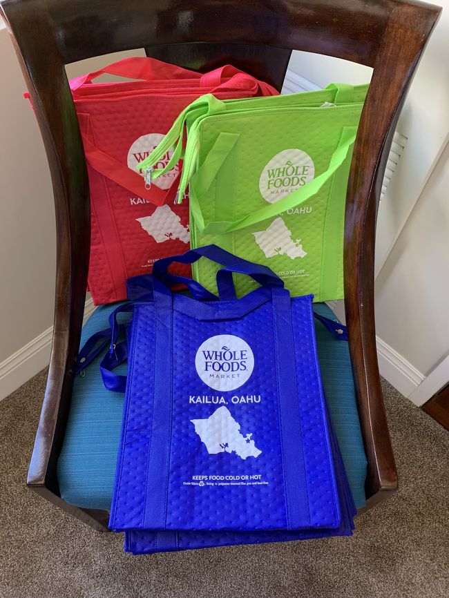 ホールフーズのショッピングバッグです。<br />1個5ドルほどで、私の会社の女性陣へのお土産です。<br />始めは食べ物がいいかな？とも思いましたが、クッキーを買ったので、このようなバッグはいくつあっても多分いいだろうと思いましたので、購入しました。<br />内張には、アルミシートが貼ってあるので、若干の保温効果があります。