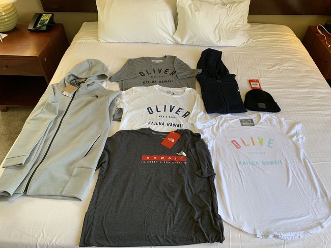 購入したオリバーの色違いのTシャツ各40ドル、ノースフェイスのハワイ限定Tシャツ25ドル、娘のオリーブのTシャツ40ドル、息子が購入した夏なのになぜかノースフェイスの帽子、メイシーズで購入したラルフローレンのパーカー98ドル、奥さんのノースフェイスのアウターです。<br />私も奥さんのことは、言えませんね～<br />メイシーズもJCBカードで、15パーセント引きになります。