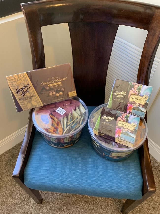 息子と娘の友達用にバラマキ土産です。<br />ロングスドラッグスで購入しました。<br />バケツみたいなものには、1袋に2粒チョコレートが入っています。<br />36袋入りで、25ドルほどだったので、お得ですよね！