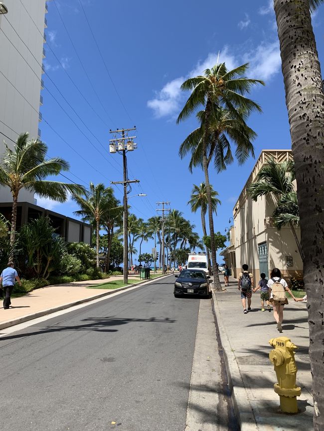 ビーチタワーとアロヒラニの間の道路から、ビーチ方向です。