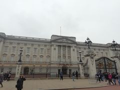 バッキンガム宮殿に着きました。
ユニオンジャックが掲げられていないので女王は不在ですね。
残念。