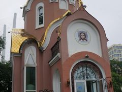 ニコライ2世凱旋門と隣にある教会。
ロシア正教会は色使いが女子力高め？で丸みを帯びていてとてもかわいらしい。