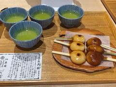 仙巌園の名物ぢゃんぼ餅です。６本で３１０円。しかもお茶はサービス。焦げた風味と、柔らかいお餅でとてもおいしかったです。もっと食べたかった。