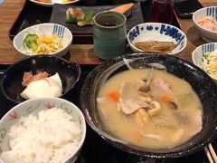 こちらは、翌朝、ホテルの朝食です。豚汁定食、焼き魚定食、鶏飯定食？から選びます。この定食プラスビュッフェ形式で、好きなものを食べることができました。鹿児島名物の料理がたくさん置いてありましたが、私は、蒸かし安納芋がとてもおいしかったです。
食事後、コーヒーをお部屋に持ち帰りOKのサービスがありました。