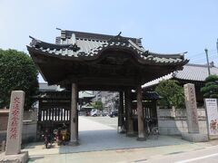 普段なら歩くという手も考えるのだけれども、今回はさすがの炎天下の中歩いていくのはつらいのでバスに乗って行きます。

初めの目的地は成田山川越別院。