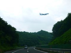 空港からはレンタカーでまずは角館へ。
お、ANA機来た～！
そういや着陸寸前に高速道路見えてたっけ。