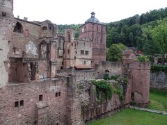 7/21（日）7日目　ベルンから、列車を2回乗り換えて、まずはドイツ・ハイデルベルクへ。
ベルン（9：04発）→バーゼル→マンハイム→ハイデルベルク（12：44着）
駅のロッカー（5ユーロ）に荷物を預け、駅前のインフォメーションでハイデルベルクカード（1人17ユーロ、交通費＆お城など含む）を購入。
バス（33番）でケーブルカー乗り場に行き、ケーブルカーに乗車し、小高い山にそびえる「ハイデルベルク城」に到着！
