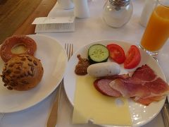 7/25（木）11日目　とうとう観光の最終日、夜にはミュンヘンから帰国です。
美味しいパンにハム・チーズ・きょうりを挟んだサンドイッチが、私の定番♪
ミュンヘン名物の白ソーセージは、皮をむいて、甘いマスタードをつけていただきます。　フレッシュで美味です♪