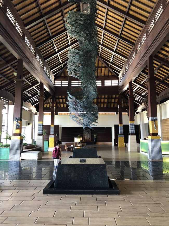 ロビー<br />高い天井に圧倒される<br /><br />ロビーにも人がたくさん(°_°)