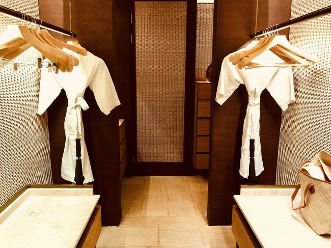 クローゼット内<br /><br />かかっているのはバスローブ