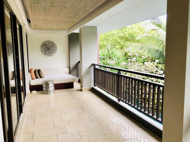 バルコニーです☆<br />左方向が海ですが高い木々が生い茂り眺望はなし(//∇//)もうちょっと切っちゃってもいいんじゃないかな？<br />でも薬剤を定期的に散布しているようで虫は全くいませんでした！！