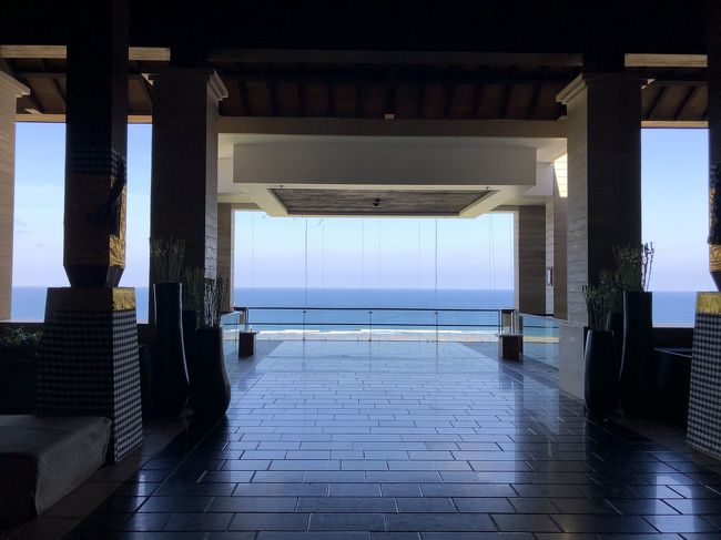 エントランス入ると正面にこの景色が広がります。海が見えています。窓にガラスはないので風が抜ける。