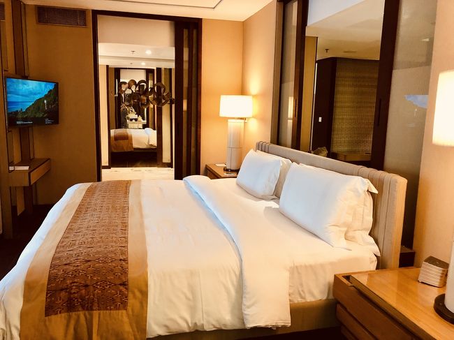 ベッドはキングサイズでしょうか？かなり大きくて嬉しい♪硬さも良い！