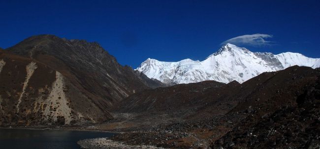 26日０８：５５　　ゴーキョレイクにて<br /><br />２６日の早朝アタックは結局誰も行きませんでした<br />この日は予定よりも早めに移動　何より高度を下げ負担の軽減に努めます<br />チョオユーともお別れです　今日も最高の天候　ありがたいことです