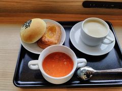 ラウンジでの軽食