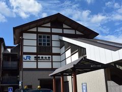 京都駅烏丸口にある定期観光バス乗り場からバスで約40分、JR嵯峨嵐山駅に到着。