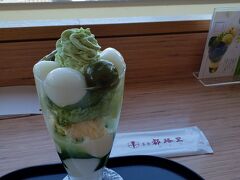 無事、東京駅に帰れて
ダンナと落ち合い、
まだ時間があったのでお茶でも・・・と
大丸の都路里へ。

そこそこ並んで入店。

注文して待つこと３０分。
やっと出てきた。
急いでいる時は来ない方がいいなと思った。