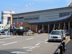 　新潟市北区にある新潟競馬場(   http://www.jra.go.jp/news/201802niigata/index.html   )に到着。