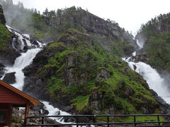 9時にOdda bus station出発だったのですが、バスに乗ってビックリ。
なんと、大きくて立派な観光バスに、乗客は私一人でした！

シェラーグボルテン、プレーケストーレンとトロルの舌を一度に行きたいとき、このバスがなくなると不便だと思うので、もっとみんな乗ればいいのに～（笑）。
車内でWifiも使えるし、快適ですよ～！
（Go KjeragやGo Preikestolenのバスでは、Wifi使えなかったです。）

バスは、2つの写真スポットで停車しつつ、Tauに向かいます。
1つ目のフォトスポットは、Latefossen。