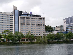 今日から3泊するホテル、Radisson Blu Atlantic Hotel, Stavanger。
フェリー港からは少し遠いけれど、バスステーションは近いです。
そうはいっても大きい街ではないので、せいぜい歩いて10分程度ですが。

部屋はとても新しくて清潔。日本のホテルであるものは一通りすべて揃っていて快適です。（あ、歯磨きセットとスリッパはなかったかも。グレードの高い部屋ならあるかもです。）
朝食は朝の6時から食べられ、種類もたくさんあって美味しい！

明日と明後日で、シェラーグボルテンとプレーケストーレンに行く予定なのですが、ここ数日、天気予報が微妙で、どっちが先がいいか決めかねていました。
明日は、シェラーグが霧予報、プレーケストーレンが曇り予報、明後日がシェラーグ、プレーケストーレンともに午前曇り、午後晴れ曇り予報。
ただ、今日の夕方になって、シェラーグの霧予報が、曇り晴れ予報に代わったので、明日がシェラーグ、明後日がプレーケストーレンと決定。
果たしてどうなるかは神のみぞ知るところですが（ほら、先日のBuarbreenで霧には参ったので（苦笑））、Go Kjerag、Go Preikestolenのチケットをウェブから購入しました。
Go Kjeragが NOK 640、Go Preikestolenが NOK 360です。
（こちらのチケットは、当日の朝6時までウェブ購入できるそうです。その後はバス乗り場（シェラーグ）、フェリー乗り場（プレーケストーレン）で直接購入となりますが、直接購入は割高になるため、決めたらウェブで購入がbetterです。）

どうかお天気になりますように！