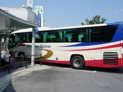 ８月３日（土）静岡から甲府へは電車で行こうと思っていたが、静岡鉄道のバスが土日だけ出ていて、電車より安くて早いのでバスに決めた。予約をしていなかったが、新静岡駅に行き午前7時30分発のバスに乗ったが、うまい具合に席が空いていた。