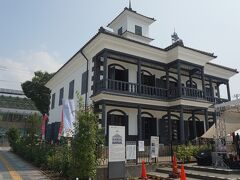 甲府駅の近くにある藤村記念館に行く。１８７５年（明治８）に睦沢学校の校舎として建てられた。１９６７年（昭和４２）には国指定の重要文化財となり、郷土の民俗・歴史・教育・考古資料の展示館として使われている。ここで荷物を預かってもらって市内観光をした。