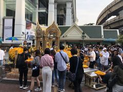 エラワンの祠。
混んでいるので外から見るだけ。