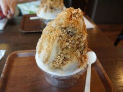 甲州夢小路にある和カフェ「黒蜜庵 きなこ亭」で桔梗信玄氷を注文。この日は非常に暑かったので美味しかった。