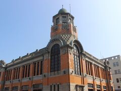 旧三井倶楽部の裏手にあるレトロな建物は旧大阪商船の建物です。
大正６年に建てられました。
大阪商船は三井財閥の海運を担った会社です。
大正時代の建物で、レンガ造りのゴシックな建物です。