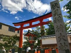京都について最初に訪れたのは、伏見稲荷大社です。
10時前ですがすでにたくさんの人で賑わっていました！