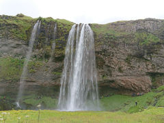 次のスポットは、セリャラントスフォス（Seljalandsfoss）。
よく虹がかかっている写真みるけど、今日は残念。