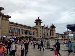8月12日（月）、朝6時半に北京駅に到着。
上海駅とは違い、国際列車の乗客も通常の入口から入場する。
自分も身分証・チケットチェックと荷物検査を済ませて入場。