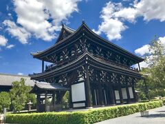 伏見稲荷大社から山を下って東福寺へ。
炎天下の中15分歩いて汗だくでやっと三門へ到着！
現存最古最大の国宝です。