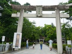 甲府駅北口のバス停から約8分で武田神社に到着する。武田信玄を祀っている武田神社は父信虎が永正16年（１５１９）に築いた躑躅ヶ崎館跡に建てられた。