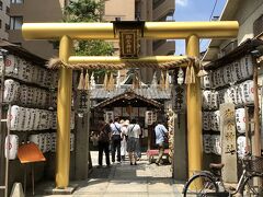 ホテルから徒歩10分ほどで、御金神社到着。
人がいっぱいです！！