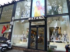 ≪MAZANO≫

50％OFFのセールをやっている。
思わずマダムとお嬢の頬が緩む。

MAZANOは前々回偶然見つけたローカルブランド。
高品質でそこそこデザイン性があるが、それほど高くない。調度セール期間で大人買いした。
前回も期待して駆けつけたが、品揃えがマダム好みでなくなっていた。


●参考
　8度目のHCM＆2度目のハノイ 6日目＜ハノイ4＞
　https://4travel.jp/travelogue/11138782

　9度目の越南　2日目 ＜ハノイ2＞
　https://4travel.jp/travelogue/11320165