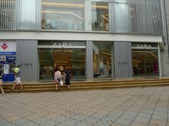 ≪Vincom center Ba Trieu≫

Chic Landからビンコムセンターまで徒歩で2・3分。
ビンコムセンターには、これって言うショップはないが、念のためチェックしておく。