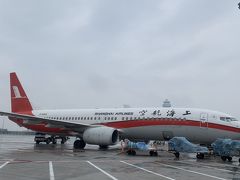 中国らしい航空会社の飛行機などが見えて面白い！見たことがない航空会社が結構ありました。なんて言ってたら・・・あら？これ乗るの？？？