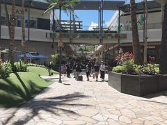 アイスを食べて満腹になったので、LeaLeaトロリーでアラモアナショッピングセンターに向かいました。オープンと同時くらいで、店内はまだ空いていました。