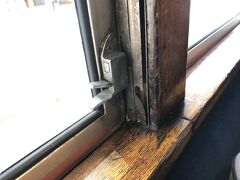 この車両は窓が開きます。
窓の左右にあるレバーを押し下げたまま、同時に引き上げて下さい。
