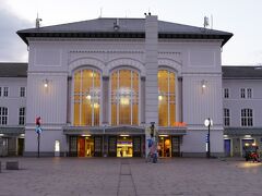 5:13
ザルツブルク中央駅にやってきました。

今日は、いろいろなヨーロッパ鉄道の写真をパチリするのとレイルジェットの電気機関車タウルスの発車時のドレミファ・インバーターを聴きにきました。