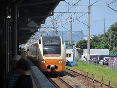 ３番線に特急いなほ１号秋田行きが入ってきました。
この列車は新潟駅を８時２２分に出発して２時間近く走ってここ鶴岡駅に１０時１６分着。
東京駅６時８分発の上越新幹線初列車に乗ってくれば新潟駅で乗り継ぐことができることになります。
