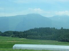 山形・秋田県境にそびえる出羽富士ともよばれる鳥海山が見えてきました。