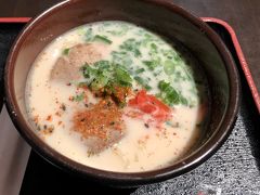 締めはANAラウンジの豚骨ラーメンで(爆)