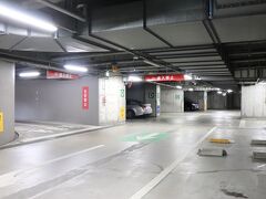 本日の宿はホテルブリランテ武蔵野。
地下の駐車場へ。1泊1,000円。