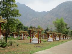 ルンピニ・ガーデン（Lumbine buddha Garden)は入場料を取られるので、
外から写真だけにする。