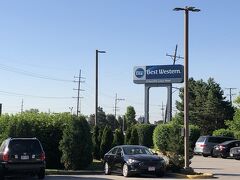 １５分ほど走ってホテルシャトルバスが到着したのは「Best  Western Elk Grove Village」

寝るだけなので、空港に近くて安いところ、そしてもう一つある条件で決めたホテル。
もう少し早い時間だったらシカゴの街に行くこともできるけど、この時点でもう７時を過ぎているので、片道１時間近くかかるシカゴの街までは我が家的にはちょっと無理。^^;

それに１１年前、日本への帰国便に乗り遅れてやむなくシカゴに泊まった時にちょっと観光しているから、まぁいいや、という事で。

その時のバタバタ旅行記→　https://4travel.jp/travelogue/10275376