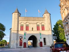 ボンヌ・シエール風車から南に少し下ったところに『十字の門』という城門がありました。この十字の門は、16世紀には神聖ローマ皇帝カルロス5世が、18世紀末にはナポレオンが、世界大戦時にはドイツ軍が、この門を通ってブルージュに入ってきた門なのだそうです。