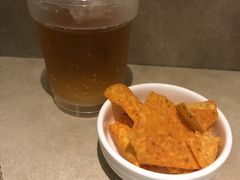 時間もたっぷりあったので、プライオリティパスで使えるラウンジへ。
ものすごい混雑していたので、席を確保するのに苦労しました。
とりあえず落ち着いてビールをいただきます。
深夜便での帰国ですが、祝日の朝に戻るスケジュールにしておいてよかった。